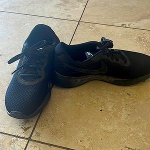 Nike sneakers all black